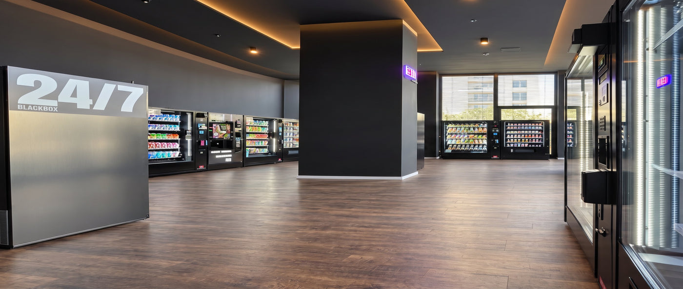 24/7-Store mit Automatenreihen und Kühlregal