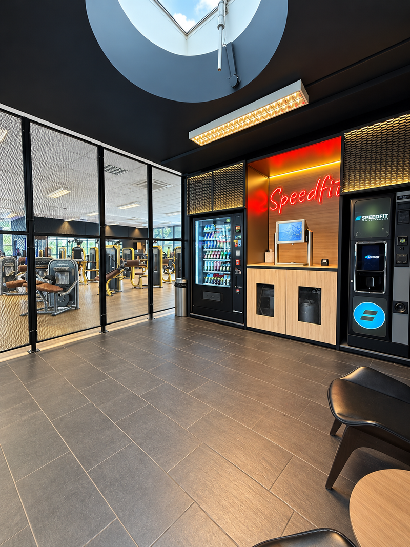 Automatenwand mit Shake-Station im Eingang eines Fitnessstudios