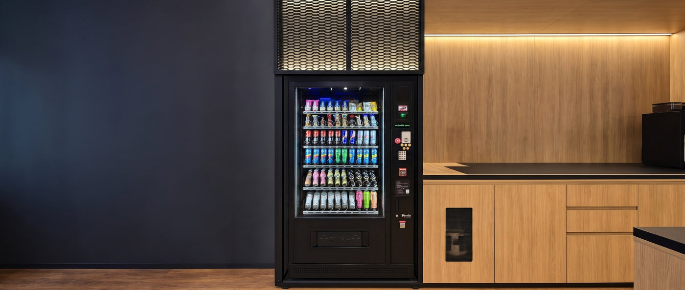 Automat in einer Holznische