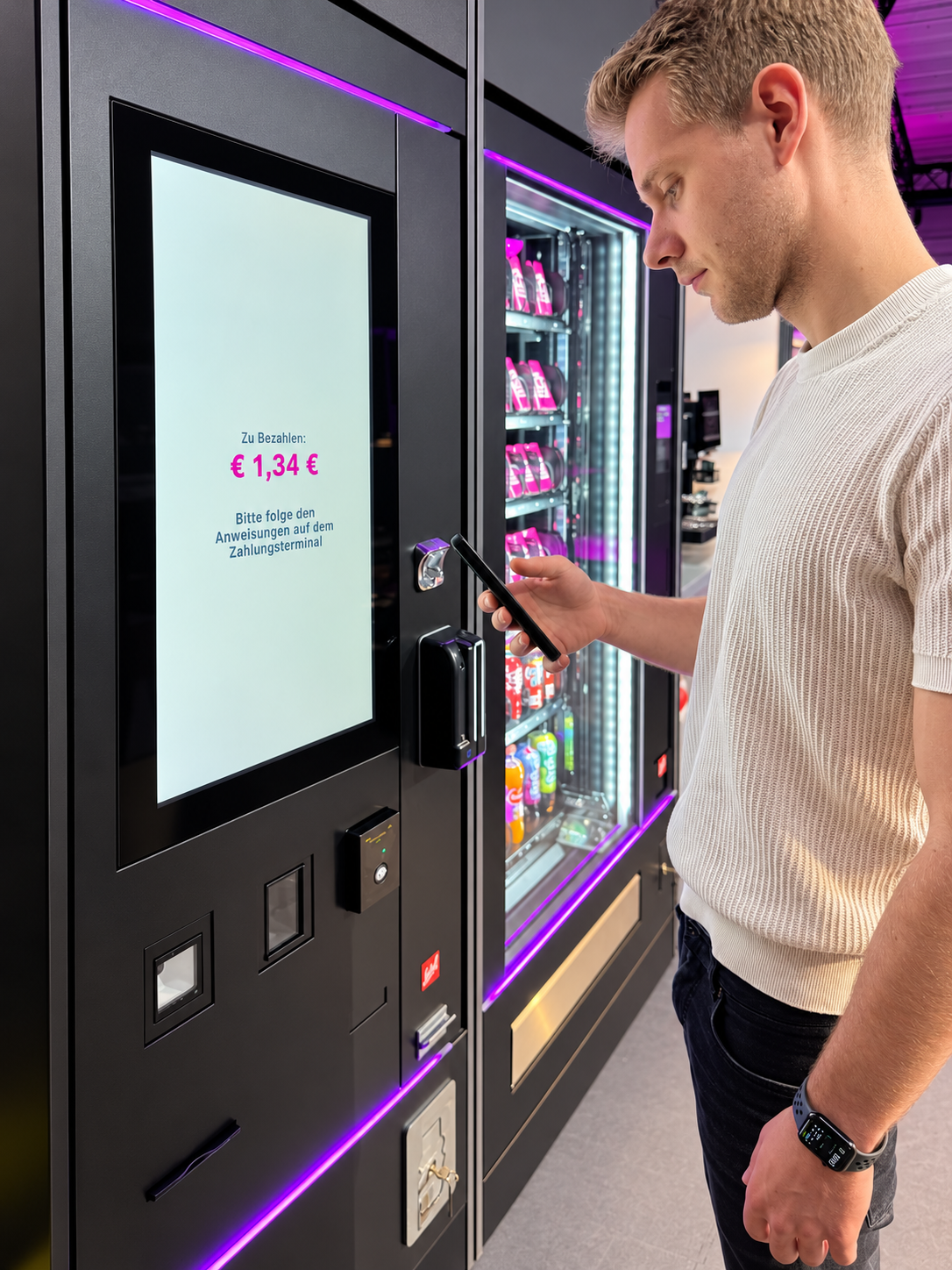 Kunde bezahlt am Automaten mit dem Handy